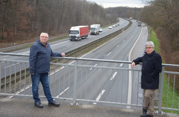 Brcke ber die B51, Ratsherr Peter Wolfgarten und der verkehrspolitische Sprecher der CDU, Walter von Gwels