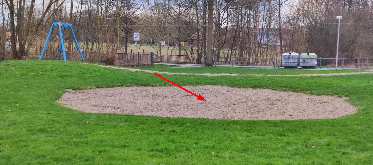 Spielplatz Christoph-Bernhard-Graben: Hier fehlt seit einiger Zeit die Kletterpyramide fr 